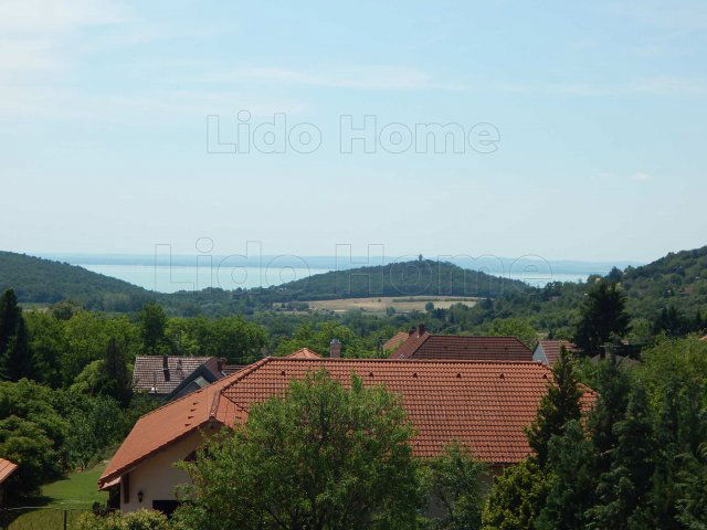 Eladó családi ház, Felsőörsön 175 M Ft, 8 szobás