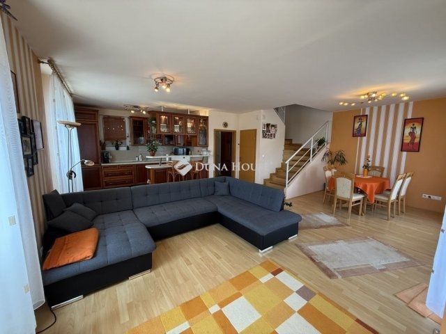 Eladó téglalakás, Pécsett 114.9 M Ft, 4 szobás