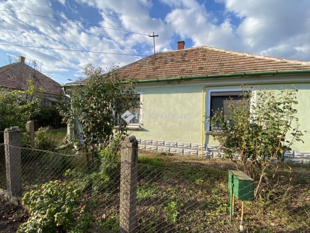 Eladó családi ház, Gyóróban 24.9 M Ft, 2 szobás