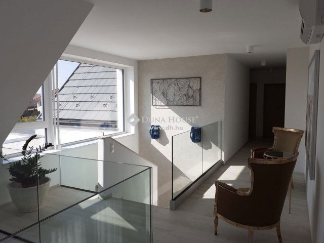 Eladó családi ház, Velencén 450 M Ft, 10 szobás