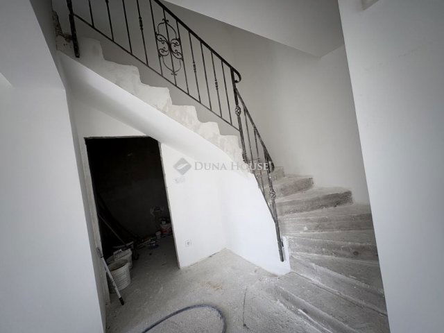 Eladó családi ház, Gyöngyösön 59.9 M Ft, 5 szobás