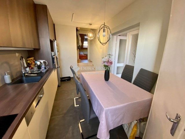 Eladó téglalakás, Pécsett 64.9 M Ft, 3 szobás