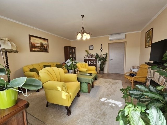 Eladó családi ház, Pécsett 199 M Ft, 5 szobás