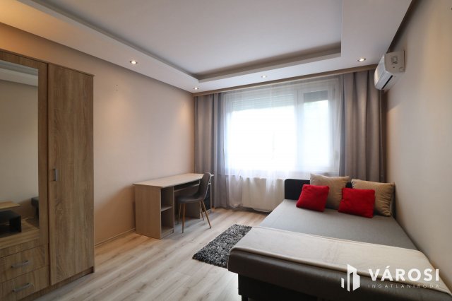 Kiadó panellakás, albérlet, Szegeden 120 E Ft / hó, 5 szobás