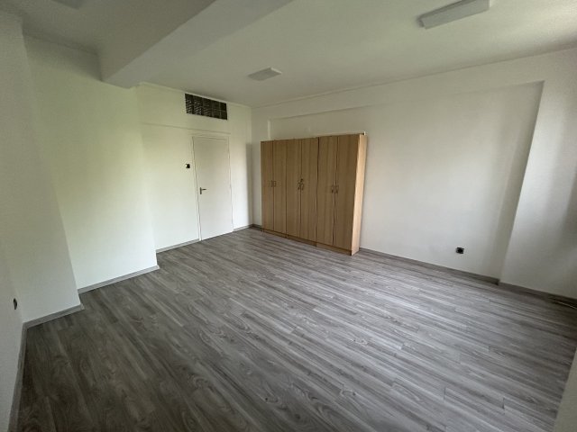 Kiadó iroda, Veszprémben, Óváros téren 100 E Ft / hó