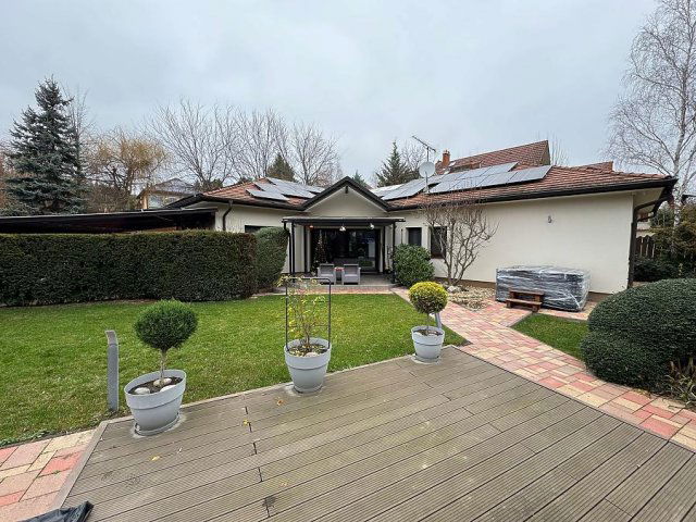 Eladó családi ház, Ürömön 330 M Ft, 7 szobás