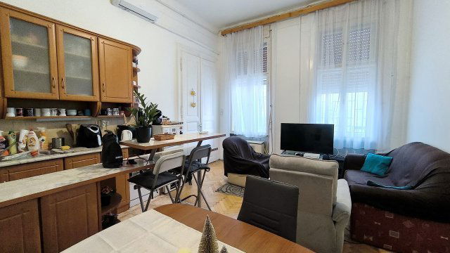 Eladó téglalakás, Budapesten, VI. kerületben, Jókai utcában