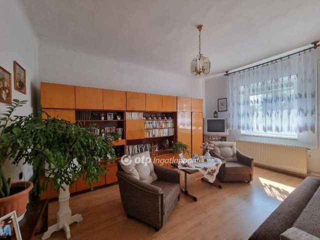 Eladó családi ház, Pápateszéren 43.99 M Ft, 2 szobás