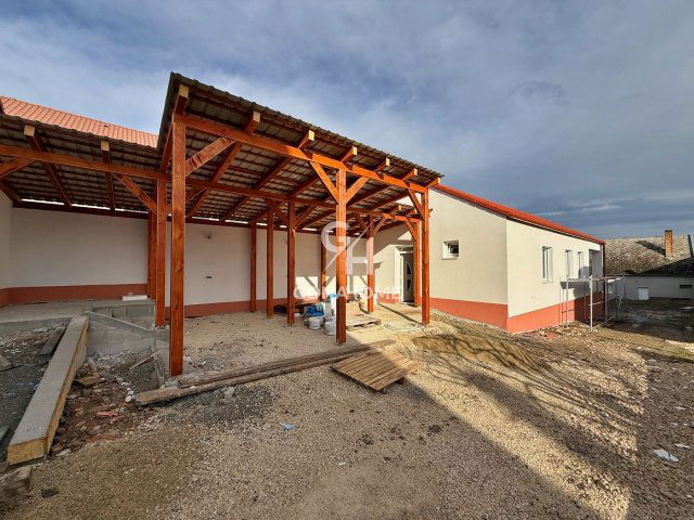 Eladó téglalakás, Zircen 71.4 M Ft, 1+2 szobás