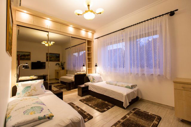 Eladó családi ház, Szegeden 289 M Ft, 12 szobás