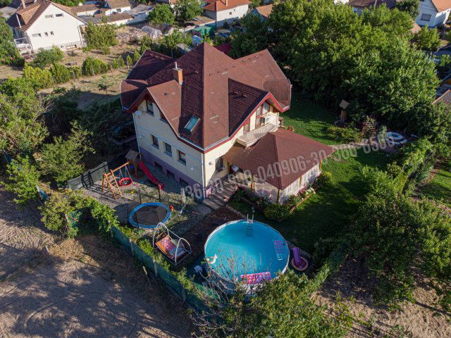 Eladó családi ház, Dunaharasztin 195 M Ft, 10 szobás