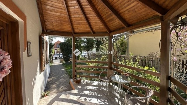 Eladó családi ház, Szigetszentmiklóson 140 M Ft, 5+1 szobás