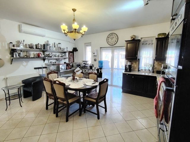 Eladó családi ház, Szigetszentmiklóson 149 M Ft, 5 szobás