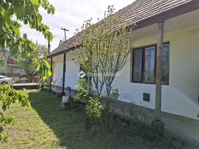 Eladó családi ház, Pázmándon 31.7 M Ft, 2 szobás