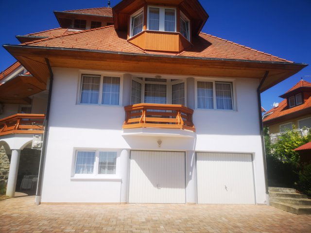 Eladó családi ház, Hévízen 236.6 M Ft, 8+1 szobás