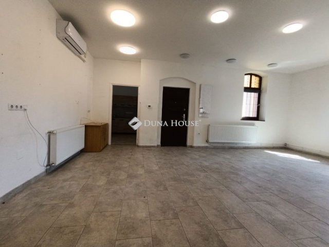 Eladó családi ház, Majson 22.9 M Ft, 2 szobás