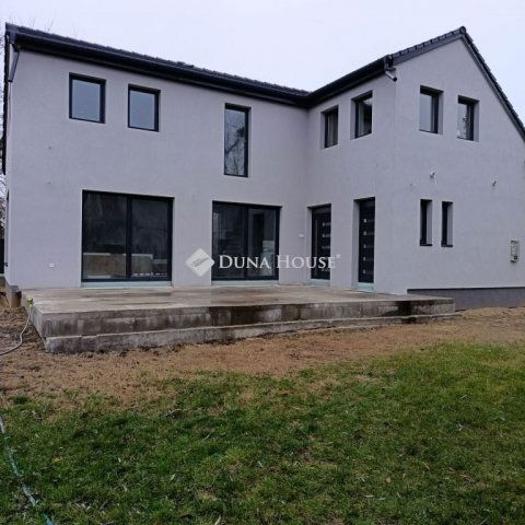 Eladó családi ház, Tápiószentmártonon 79.5 M Ft, 5 szobás