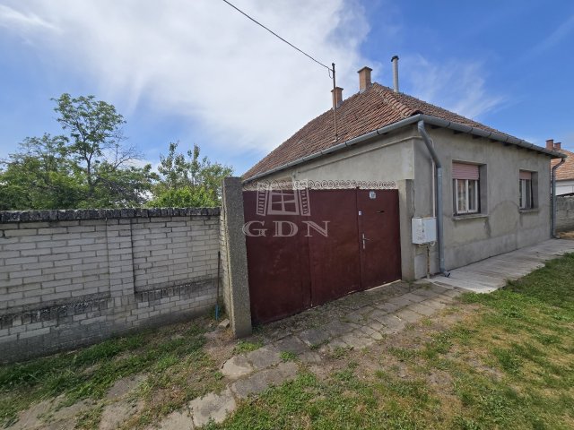 Eladó családi ház, Madarason 9.5 M Ft, 3 szobás