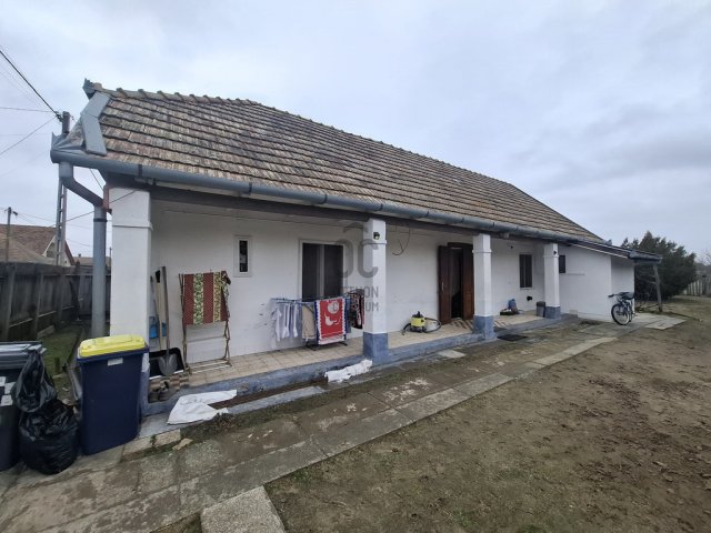 Eladó családi ház, Tápiószentmártonon 18 M Ft, 2 szobás