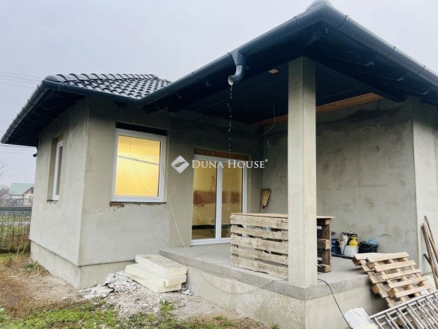 Eladó családi ház, Szigethalmon 99.99 M Ft, 4 szobás