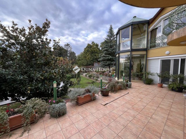 Eladó családi ház, Pécsett 599 M Ft, 17 szobás