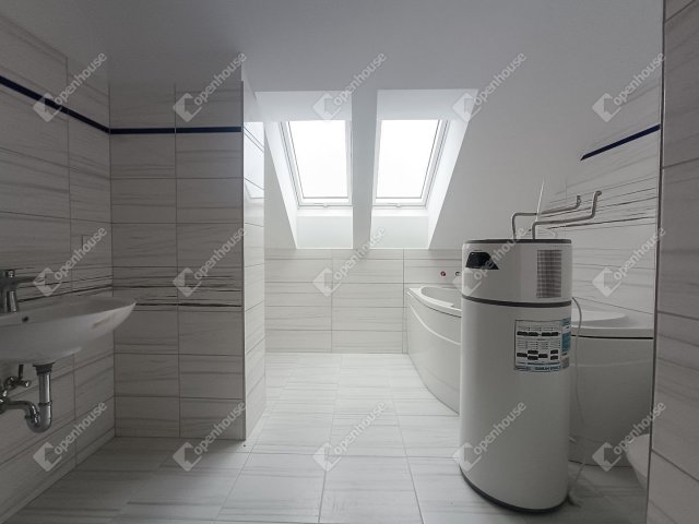 Eladó téglalakás, Sopronban 110 M Ft, 5 szobás