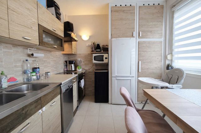 Eladó panellakás, Debrecenben 64.5 M Ft, 3 szobás