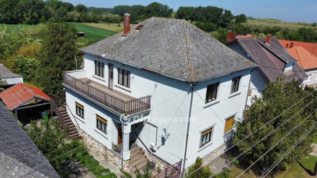 Eladó családi ház, Marcaltőn 41.9 M Ft, 5 szobás
