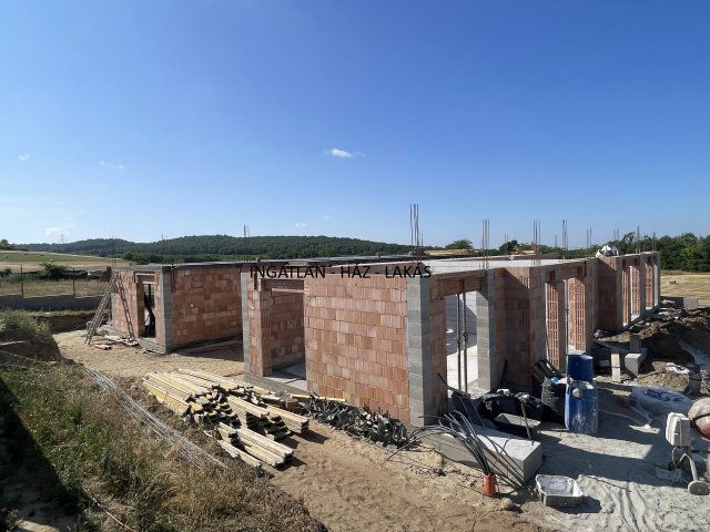 Eladó téglalakás, Mogyoródon 49.99 M Ft, 3 szobás