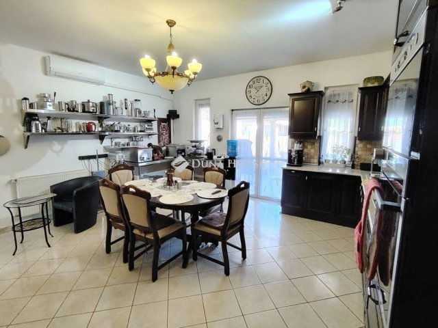 Eladó családi ház, Szigetszentmiklóson 147 M Ft, 5 szobás