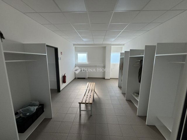 Eladó ipari ingatlan, Komáromban 411.7 M Ft / költözzbe.hu