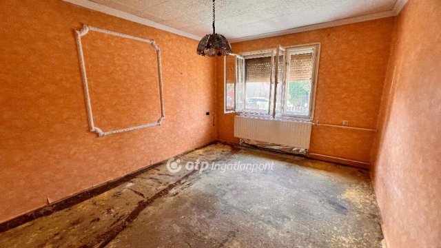 Eladó családi ház, Tiszakeszin 16 M Ft, 3 szobás