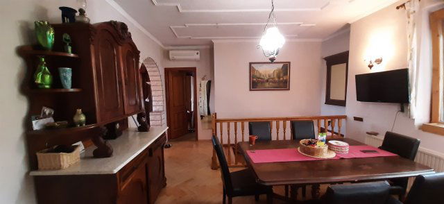 Eladó családi ház, Pécsett 89.9 M Ft, 9 szobás