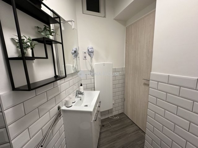 Eladó téglalakás, Budapesten, VI. kerületben 33 M Ft, 1 szobás