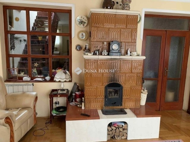 Eladó családi ház, Vecsésen 149.9 M Ft, 5 szobás