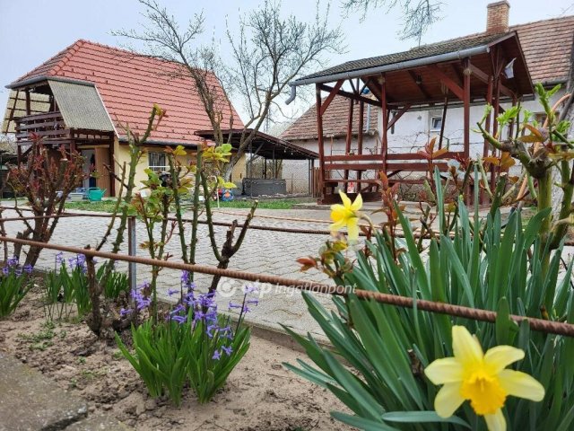 Eladó családi ház, Tápióságon 36.99 M Ft, 2 szobás