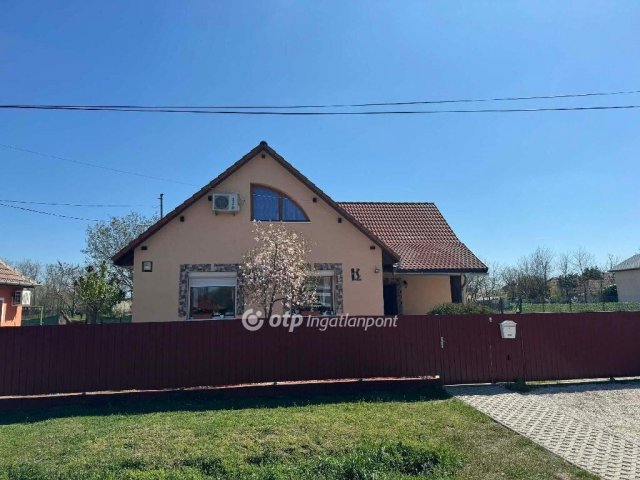 Eladó családi ház, Tápiószelén 99 M Ft, 4 szobás