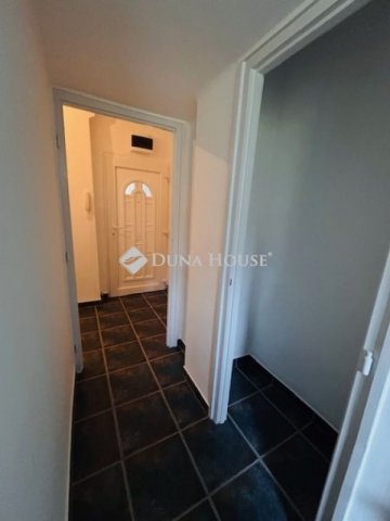 Eladó téglalakás, Komlón 24.5 M Ft, 2 szobás