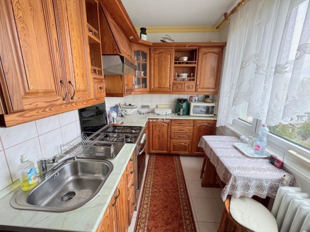 Eladó panellakás, Nyíregyházán 53.75 M Ft, 4 szobás