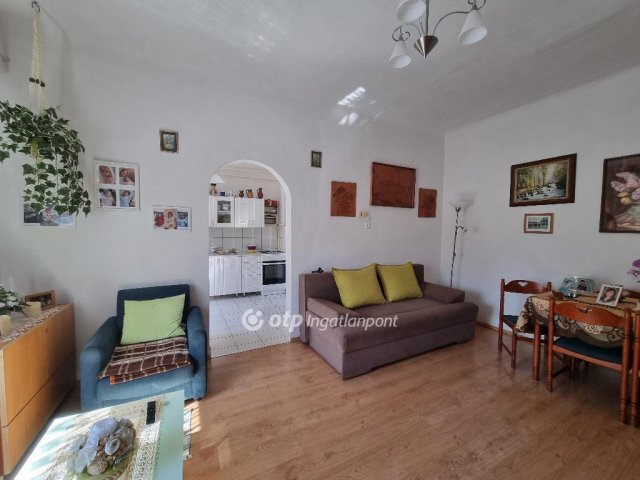 Eladó családi ház, Pápateszéren 43.99 M Ft, 2 szobás