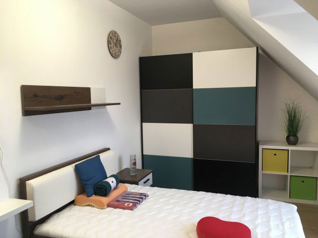 Kiadó téglalakás, albérlet, Pécsett, Szigeti úton, 4 szobás