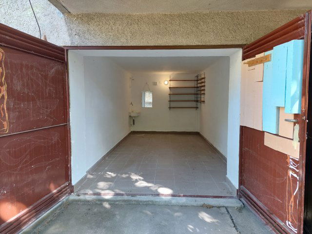 Eladó garázs, Szegeden, Zárda utcában 9.9 M Ft