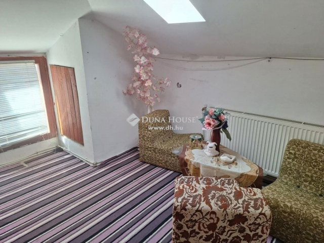 Eladó családi ház, Neszmélyen 65.9 M Ft, 8 szobás