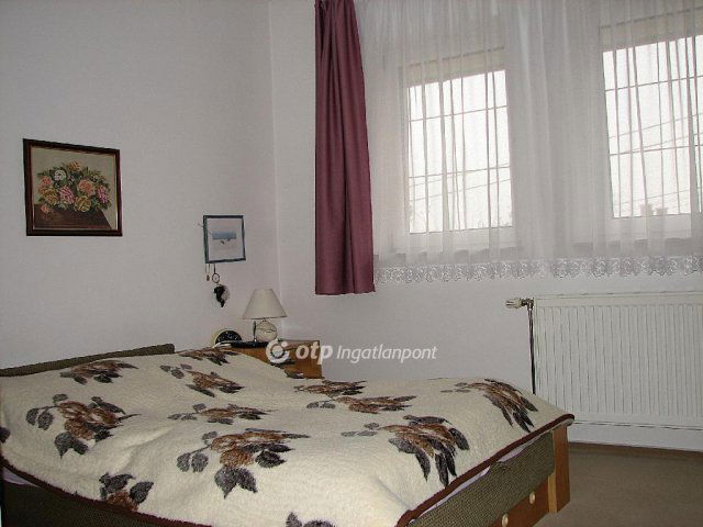 Eladó családi ház, Felsőörsön 149.999 M Ft, 8 szobás