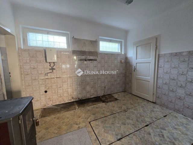 Eladó családi ház, Pécsett 26.9 M Ft, 3 szobás