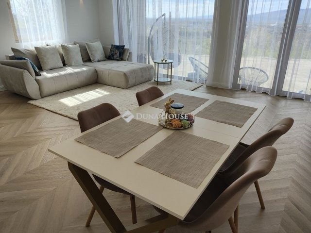 Eladó családi ház, Vácon 159.9 M Ft, 5 szobás