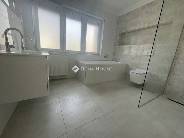 Kiadó téglalakás, albérlet, Kecskeméten 300 E Ft / hó