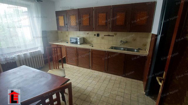 Eladó családi ház, Győrött 88 M Ft, 6 szobás