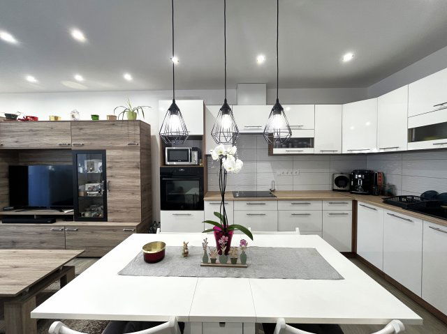 Eladó panellakás, Dunaújvárosban 46.5 M Ft, 2+1 szobás