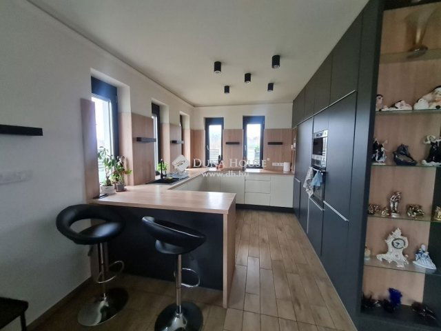 Eladó családi ház, Siófokon 190 M Ft, 5 szobás